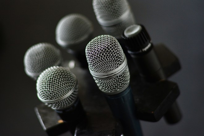 microphone-3315985_1920.jpg